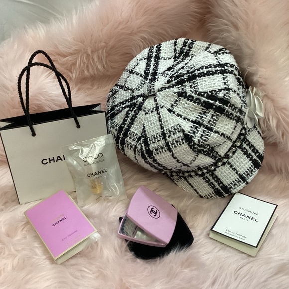 Chanel bundle with fashion hat, double sided mirror, shopping bag & 3 parfumes - Picture 2 of 10